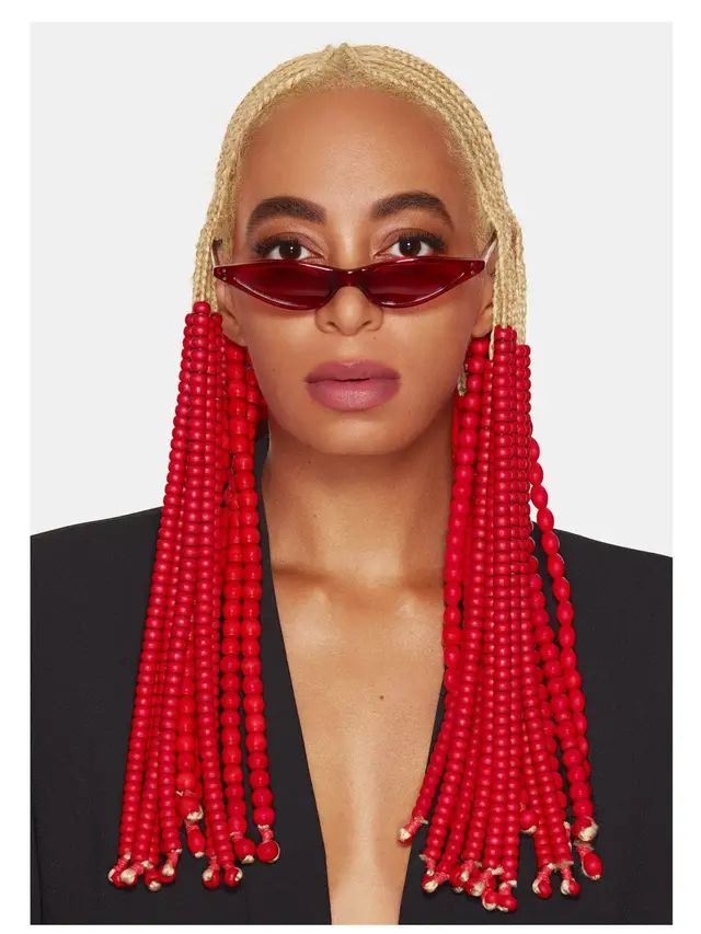 [Bintang] Pencinta Gaya Quirky, Coba Pakai Kacamata Bentuk Kapsul yang Semakin Trendy Ini