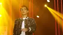 Aksi Panggung Afgan Syahreza saat menghibur penonton pada ajang Jakarta International BNI Java Jazz Festival di JIExpo, Jakarta, Minggu (6/3). Afgan tampil di Java Jazz dengan membawakan lagu 90an. (Liputan6.com/Herman Zakharia)