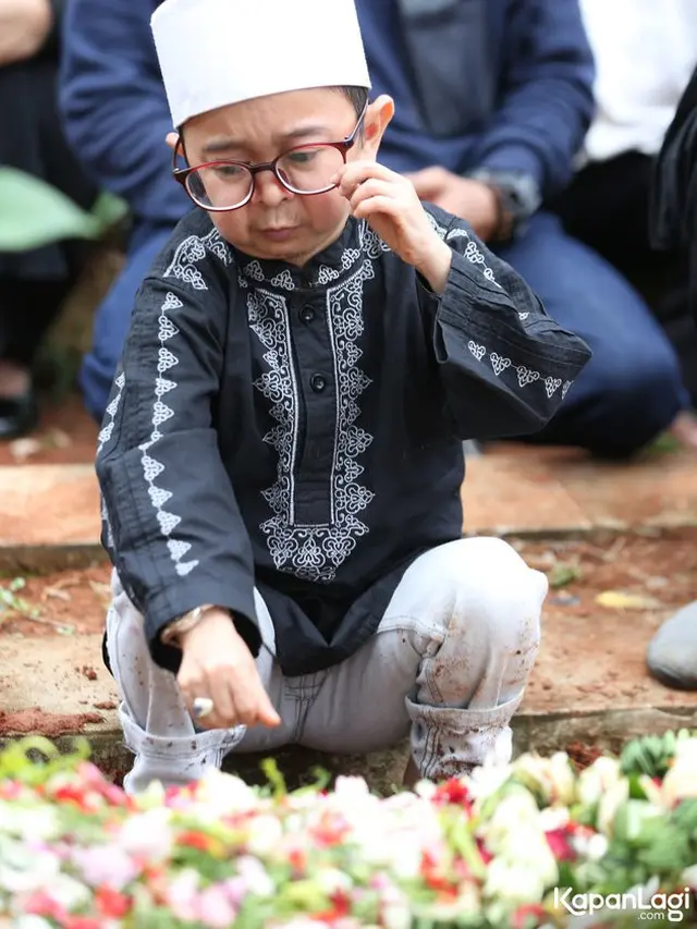 Meninggal Karena Stroke, Ini 7 Potret Haru Daus Mini di Pusara Ayahnya