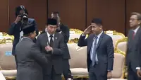 Momen Jokowi Beri Jempol ke Prabowo Usai Pidato Kenegaraan