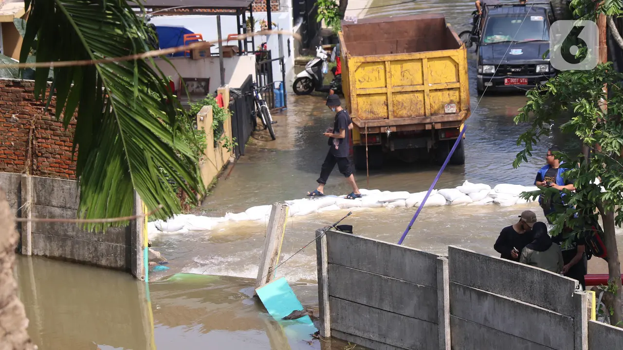 Akibat Longsor, Tanggul Kali Jebol Sebabkan Banjir Rendam Perumahan di Ciputat