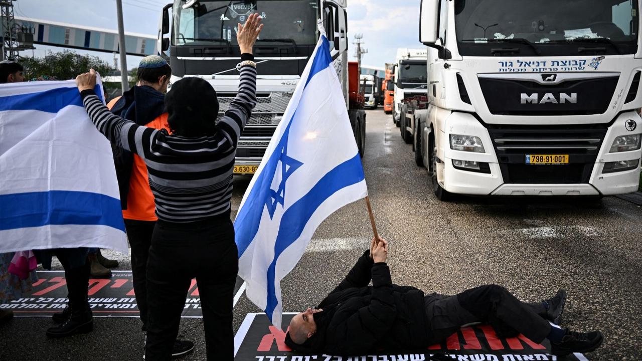 Ban Truk Disayat-sayat, Aktivis Israel Blokir Bantuan Kemanusiaan ke Gaza