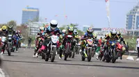 Para pembalap memacu motornya dalam Honda Dream Cup di Sirkuit  Non Permanen Parkir Utara, Trans Studio, Makassar, Minggu (26/10/2019). (foto: Honda)