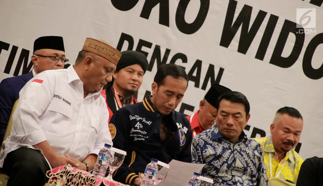Capres nomor 01 Joko Widodo menghadiri acara silaturahmi dengan relawan dan Tim Kampanye Daerah di Gorontalo, Kamis (28/2). Acara dihadiri para caleg daerah dari partai pendukung pasangan Jokowi-Ma'ruf dan para relawan. (Liputan6.com/Arfandi Ibrahim)