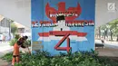 Petugas PPSU Kelurahan Pondok Bambu menyelesaikan pembuatan mural bertemakan 'Kemerdekaan Indonesia' di Jalan Kolonel Sugiono, Jakarta, Selasa (13/8/2019). Mural dalam rangka menyambut Hari Kemerdekaan pada 17 Agustus itu sekaligus mempercantik jalanan Ibu Kota. (merdeka.com/Iqbal S Nugroho)