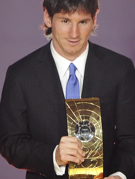 Pemain Argentina, Lionel Messi memegang trofinya setelah ia dianugerahi Pemain Terbaik Dunia FIFA pada Gala Pemain Dunia 2009 pada 21 Desember 2009 di Zurich. Messi telah memenangkan tujuh penghargaan Ballon d'Or, enam Sepatu Emas Eropa, dan pada tahun 2020 dinobatkan sebagai Ballon d'Or Dream Team. (AFP/FABRICE COFFRINI)
