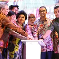 Gubernur DKI Jakarta Anies Baswedan (kedua kiri) menekan tombol saat pembukaan event Jakarta Fair 2018 di JIExpo Kemayoran, Jakarta Pusat, Rabu (23/5). (Liputan6.com/Immanuel Antonius)