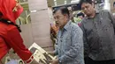 Wapres RI, Jusuf Kalla melihat salah satu hasil kerajinan pada Pameran Produk Unggulan Narapidana di Jakarta, Selasa (26/3). Beragam Produk Unggulan Narapidana dari 33 divisi pemasyarakatan Kanwil Kemenkumham se-Indonesia dipamerkan hingga 29 Maret, mendatang. (Liputan6.com/Helmi Fithriansyah)