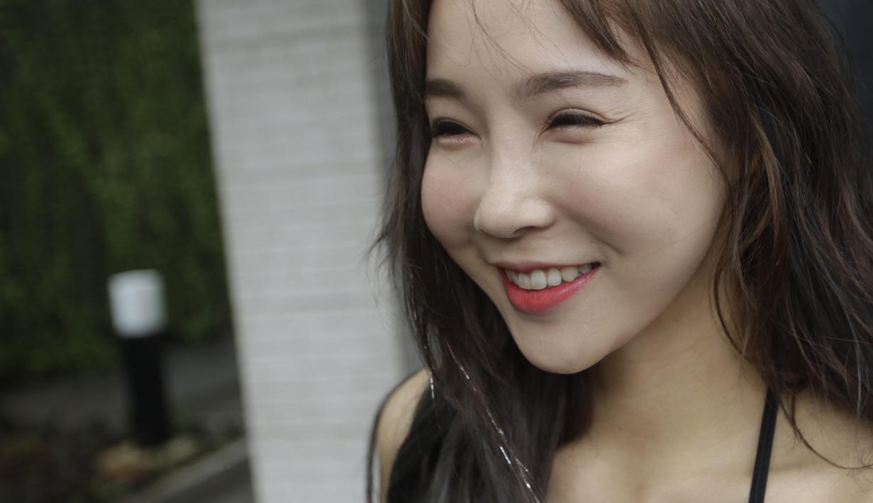 Seorang gadis ring One Championship berpose saat sesi foto di Hotel Century, Jakarta, Jumat (18/1). Ketiganya akan bertugas pada gelaran One Championship di Istora Senayan pada Sabtu (19/1) besok. (Bola.com/Vitalis Yogi Trisna)