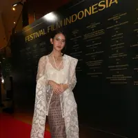 Ia memilih kebaya putih see-through bermotif bunga dari Sejauh Mata Memandang, dipadukan dengan selendang serupa yang memberi kesan feminin dan elegan. [@harleyavaprincy].