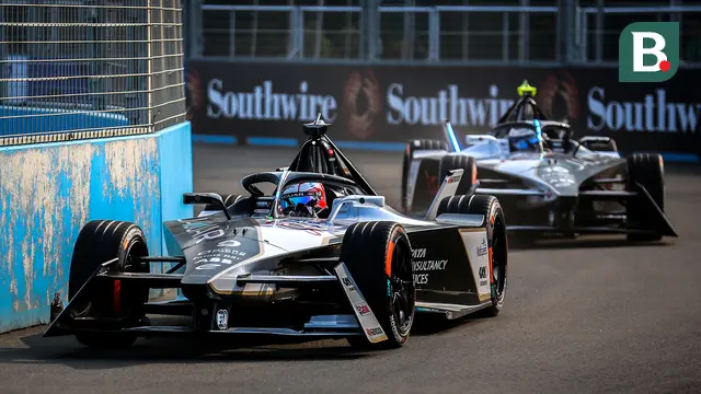 Foto: Manuver Para Pebalap Formula E saat Jajal Jakarta Intenational E-Prix Circuit pada Sesi Latihan Bebas
