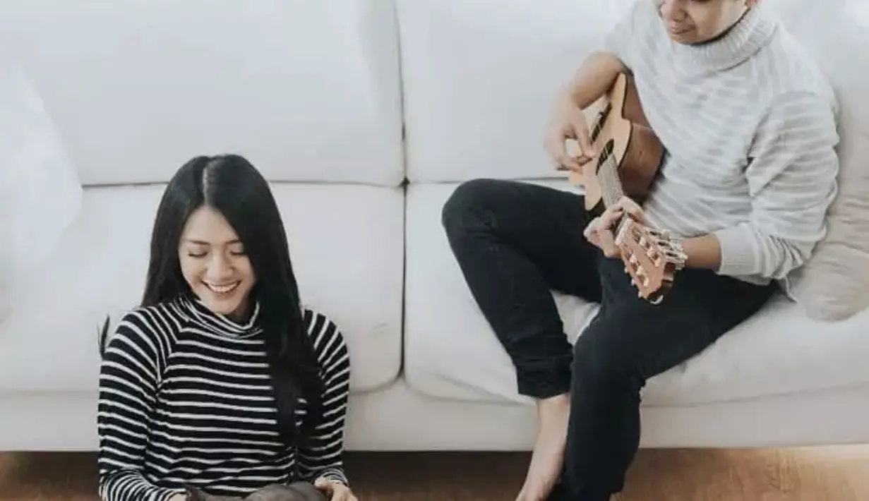 Raditya Dika juga lakukan sesi foto bersama kucing peliharaannya. Konsep sederhana dan natural tak menghilangkan estetika foto yang ditampilkan. [Foto: Instagram/ Raditya Dika]