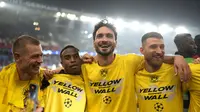 Matts Hummels dan rekan-rekannya dari Borussia Dortmund mengenakan kaus bertuliskan Yellow Wall setelah mengalahkan PSG pada semifinal leg 2 Liga Champions di Parc des Princes, Rabu (8/5/2024) dini hari WIB. (AP Photo/Lewis Joly)