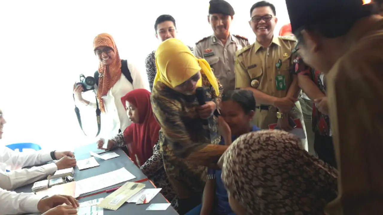 Kisah Haru Penerima Bansos Ketika Pertama Kali Pegang Kartu ATM