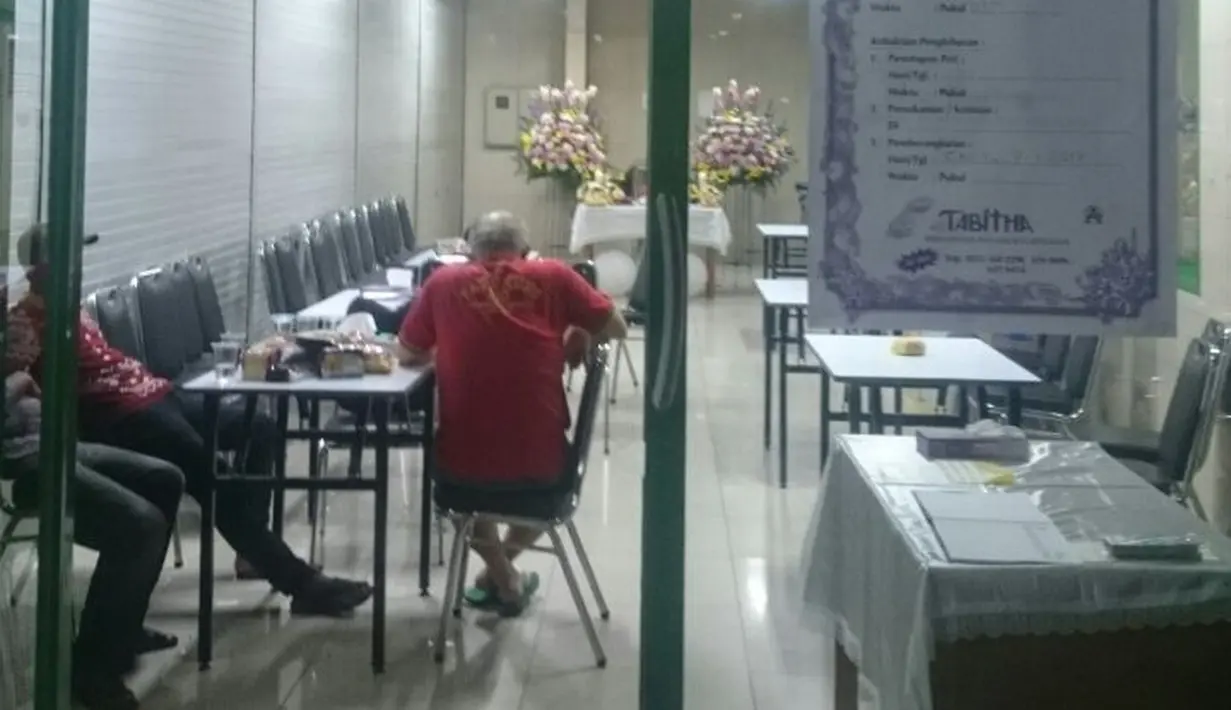 Kesedihan terlihat dari wajah Abimana saat mendampingi jenazah ibunya di rumah duka. Menurut Abi, kepergiannya ini cukup mendadak. Tidak terdapat tanda-tanda, apalagi riwayat penyakit. (Bambang E. Ros/Bintang.com)