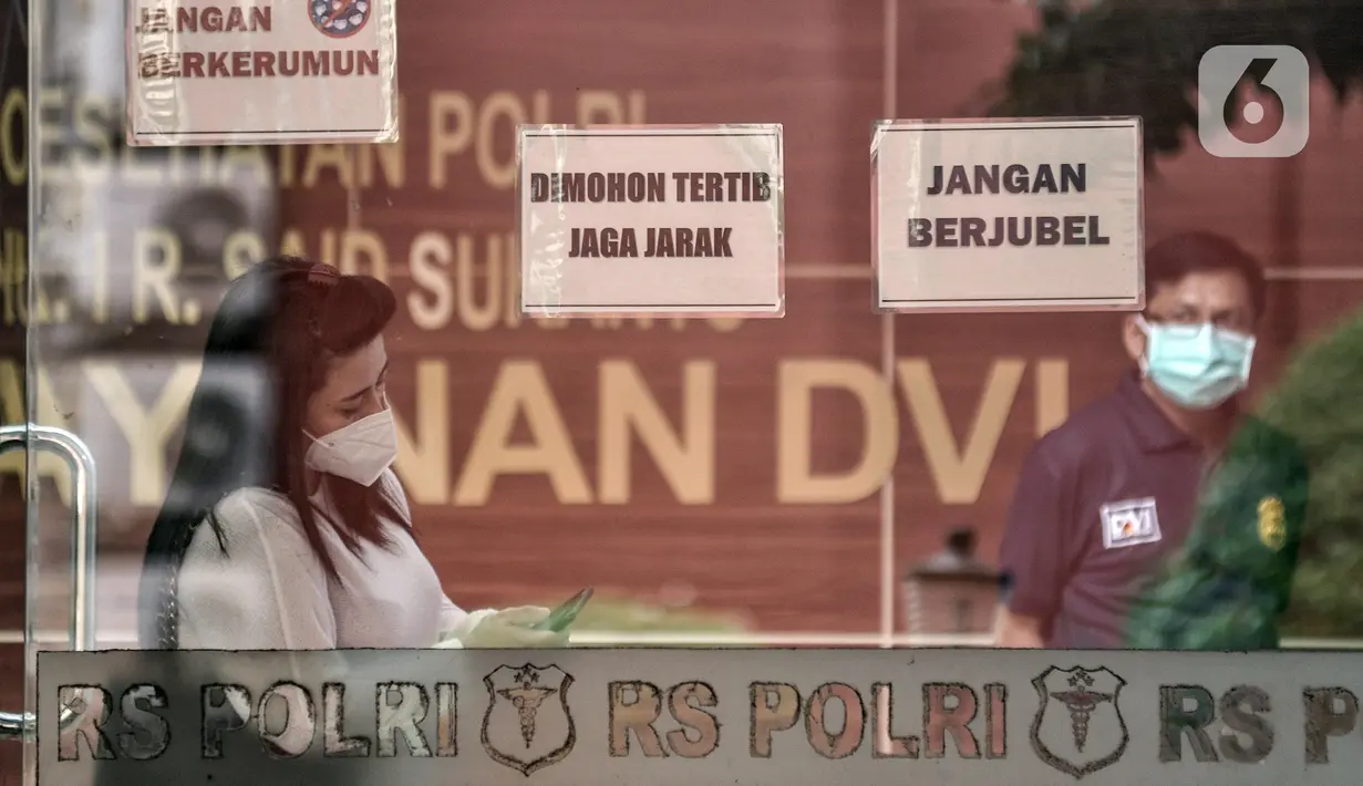 Keluarga korban kecelakaan pesawat Sriwijaya Air SJ 182 menunggu untuk memberikan data forensik di Posko Ante Mortem RS Polri, Jakarta, Minggu (10/1/2021). Keluarga korban jatuhnya Sriwijaya Air SJ 182 terlihat cemas dan menangis saat menanti kedatangan korban. (merdeka.com/Iqbal S. Nugroho)