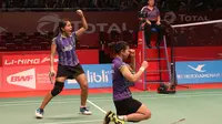 Ekspresi pebulutangkis ganda putri Indonesia, Nitya Krishinda Maheswari/Greysia Polii, sesaat setelah mengalahkan pebulutangkis Malaysia, Amelia Alicia Anscelly/ Soong Fie Cho, dalam Kejuaraan Dunia Bulutangkis 2015 di Istora Gelora Bung Karno, Senayan, J