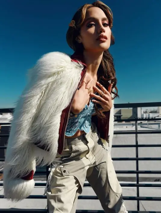 Padu padan outfitnya pas, tanpa terkesan berlebihan. [@claurakiehl].