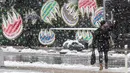 Seorang pria menunggu taksi saat di New York (21/3). Badai salju yang melanda sebagian Amerika Serikat telah membawa salju dan angin kencang. (AP Photo / Mary Altaffer)