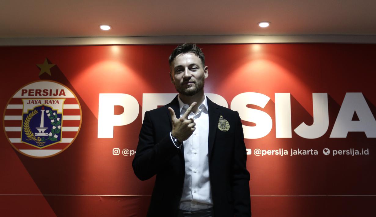 Marc Anthony Klok saat diperkenalkan Persija Jakarta di Kantor Persija, Kuningan, Jakarta, Sabtu (31/1). Persija resmi memboyong Marc Klok dengan kontrak berdurasi empat musim.(Bola.com/Yoppy Renato)