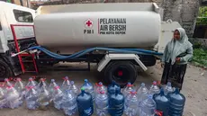 Warga menunggu pendistribusian air bersih yang dilakukan Palang Merah Indonesia (PMI) di RW 08. Cipayung Jaya, Kota Depok, Jawa Barat, Jumat (14/07/2026).