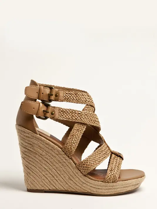 4. Platform Wedges. Coba kamu padukan jumpsuit kamu dengan platform wedges. Penampilanmu akan semakin luar biasa. / copyright shutterstock