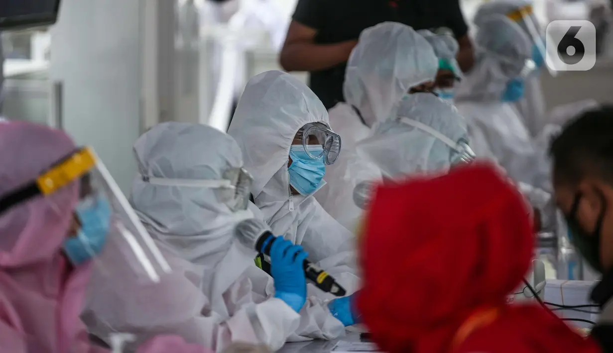 Petugas kesehatan mendata pegawai KPU dan Wartawan saat mengikuti swab test dan tes diagnostik cepat (rapid test) COVID-19 secara massal di Gedung KPU, Jakarta, Selasa (4/8/2020). (merdeka.com/Faizal Fanani)
