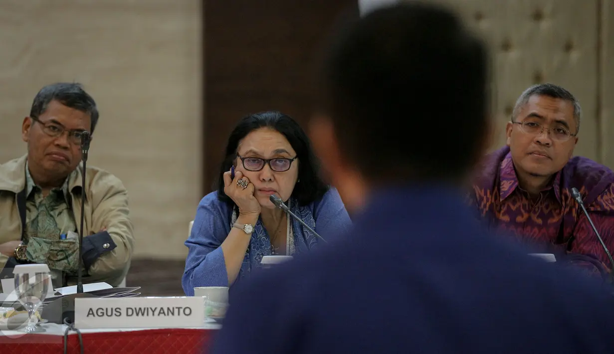 Anggota pansel Calon Pimpinan Ombudsman RI (Pansel ORI) Agus Dwiyanto dan Zumrotin K Soesilo mendengarkan jawaban dari salah satu kandidat pada tes wawancara terbuka di Gedung Sektretariat Negara, Jakarta, Selasa (27/10). (Liputan6.com/Faizal Fanani)