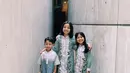 Ketiga anak Desta dan Natasha Rizky tampil kompak dalam busana stripe hijau [@natasharizkynew]