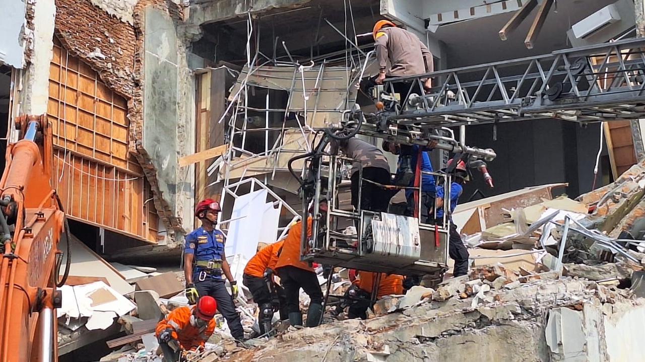 Evakuasi Dramatis di Reruntuhan Rumah Grand Polonia Medan, 1 Masih Dicari