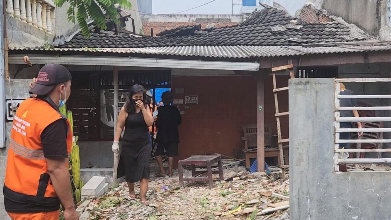 Saat ini, rumah Putri sedang dalam proses perbaikan oleh petugas PPSU.