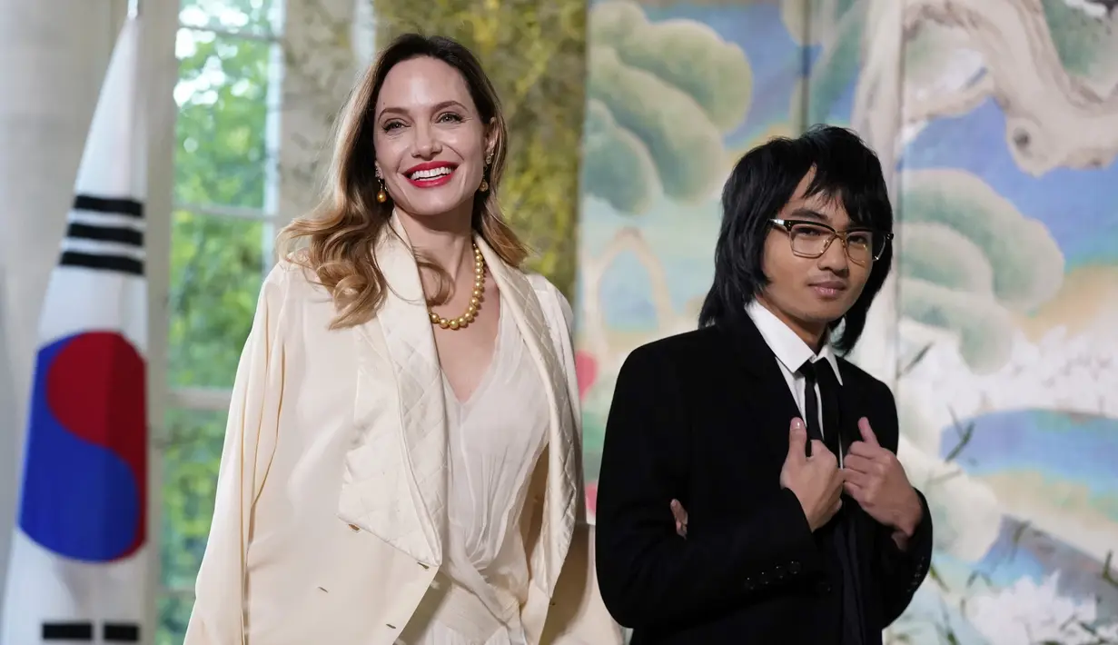 Aktris AS Angelina Jolie (kiri) dan putranya Maddox tiba untuk Makan Malam Kenegaraan bersama Presiden Joe Biden dan Presiden Korea Selatan Yoon Suk Yeol di Gedung Putih, di Washington, Rabu, 26 April 2023. (AP Photo/Alex Brandon)