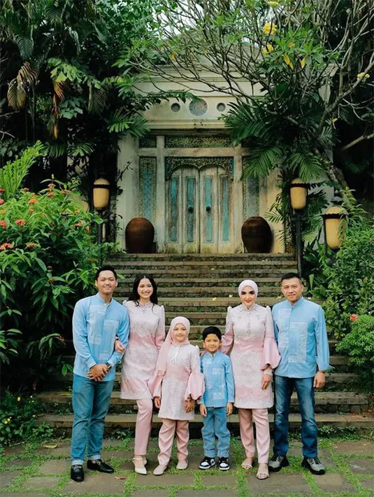 Potret Sarah bersama keluarga Anang Hermansyah. Selama ini, Sarah kerap terlihat hadir dalam acara keluarganya sang kekasih.  [Instagram/ashanty_ash]