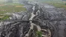 Kerusakan di salah satu daerah yang terkena dampak banjir bandang di Tanah Datar, Sumatra Barat, Indonesia, Senin, 13 Mei 2024. (AP Photo/Ali Nayaka)