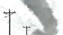 Penampakan tornado besar melewati daerah perumahan di selatan Wynnewood, Oklahoma, Senin (9/5). Kejadian ini terekam mata kamera seorang fotografer amatir, di mana tornado itu menghancurkan rumah dan gudang peternakan di area tersebut. (Josh EDELSON/AFP)
