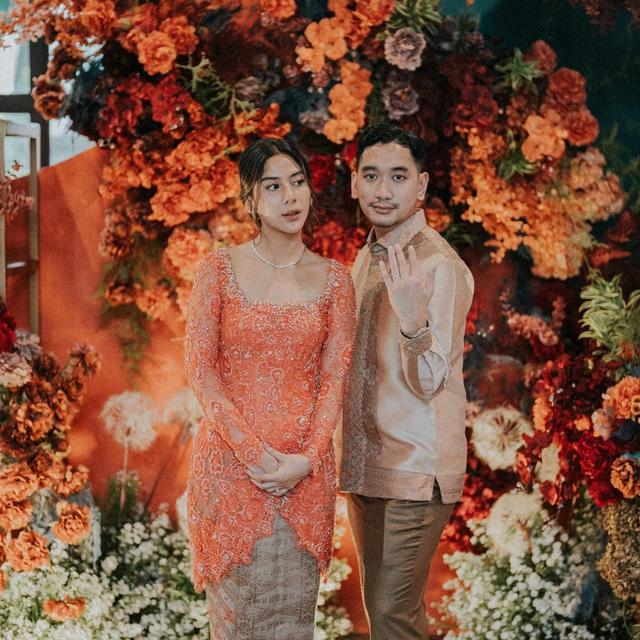 8 Pesona Adinda Thomas Pemeran KKN di Desa Penari Berkebaya Peach di Momen Lamaran