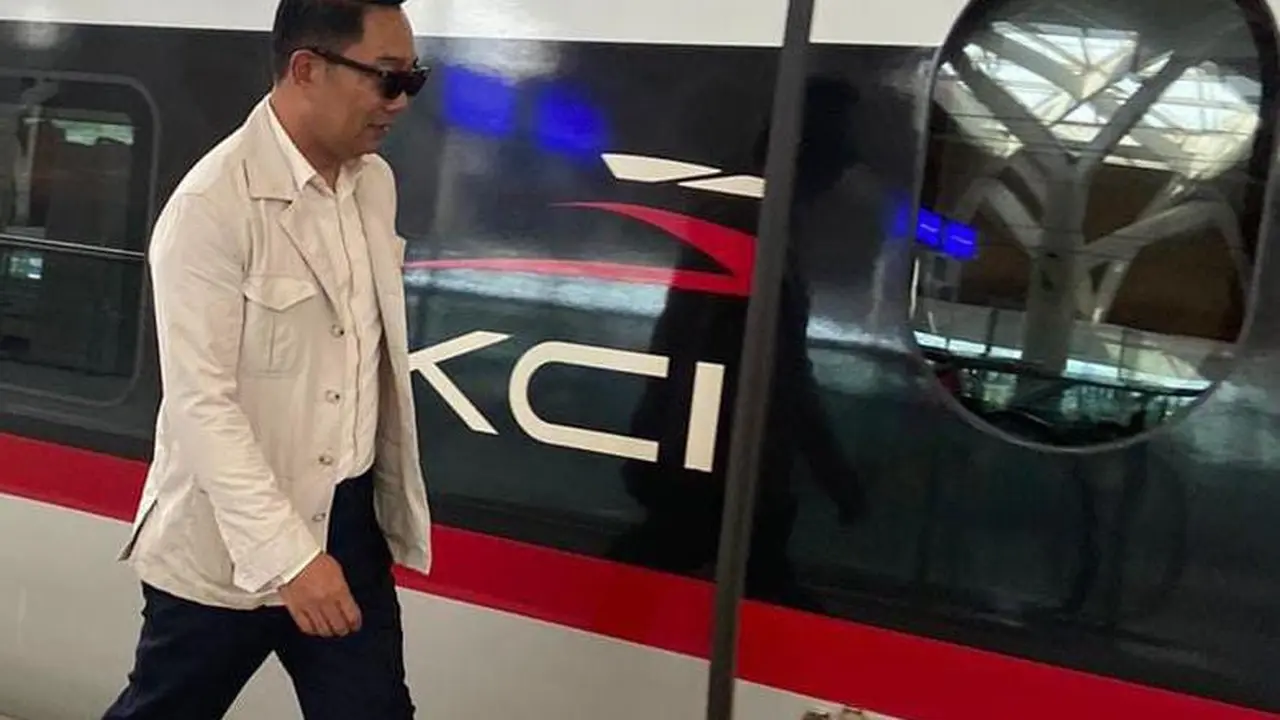 Calon Gubernur (cagub) Jakarta nomor urut 1, Ridwan Kamil (RK) bakal menggunakan hak pilihnya di Bandung, Jawa Barat. Dia menuju Bandung dengan menggunakan kereta cepat Woosh dari Jakarta.