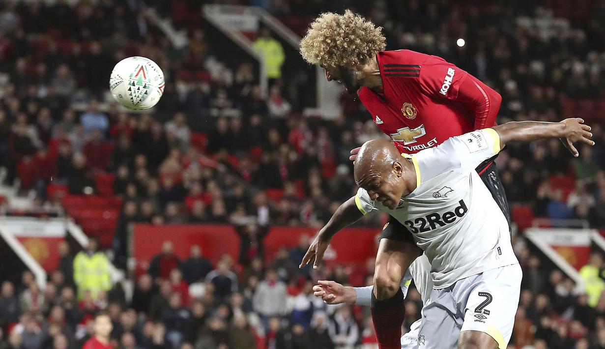 Gelandang Manchester United, Marouane Fellaini, membobol gawang Derby County pada laga Piala Liga Inggris di Stadion Old Trafford, Rabu (26/9/2018). Manchester United takluk adu penalti 9-10 (2-2) dari Derby County. (AP/Martin Rickett)