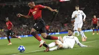 Striker Manchester United, Anthony Martial, berusaha melewati pemain Valencia pada laga Liga Champions di Stadion Old Trafford, Selasa (2/10/2018). Manchester United ditahan 0-0 oleh Valencia. (AP/Jon Super)