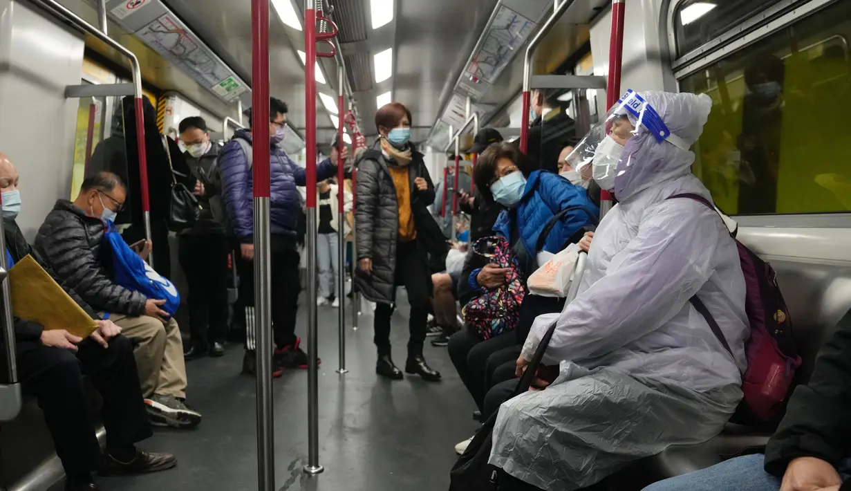 Penumpang mengenakan masker dan pelindung wajah, duduk di kereta di Hong Kong, 23 Februari 2022. Warga Hong Kong semakin kesal dengan desakan pemerintah untuk tetap berpegang pada strategi "nol-COVID" ketika kota itu mencatat rekor jumlah kasus baru lainnya pada hari Rabu. (AP Photo/Vincent Yu)