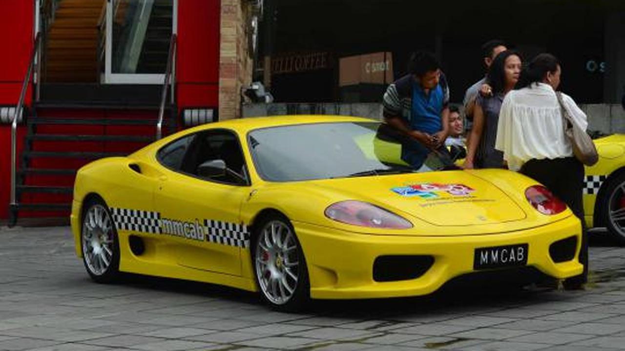 Taksi Ferrari untuk promosi Bank Mandiri