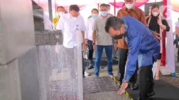 Direktur Utama SIG, Donny Arsal (kanan) melihat hasil produk ThruCrete usai pembukaan pelatihan tenaga konstruksi di Palembang (7/4/2022). Sinergi dilatarbelakangi kebutuhan konstruksi untuk infrastruktur, perumahan dan kawasan yang meningkat seiring dengan pertumbuhan populasi.(Liputan6.com/HO/SIG)