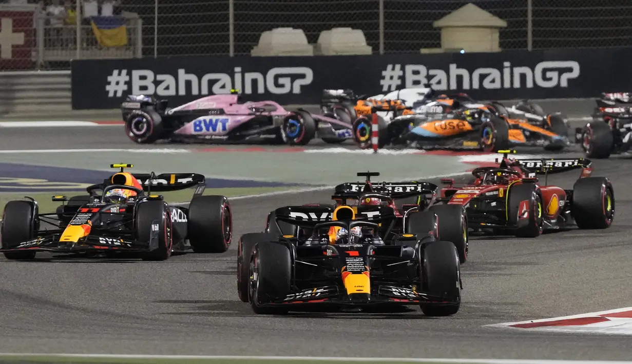 Pebalap Red Bull, Max Verstappen memimpin balapan saat Formula 1 GP Bahrain 2023 yang berlangsung di Sirkuit Internasional Bahrin, Sakhir, Minggu (05/03/2023) WIB. (AP Photo/Frank Augstein)