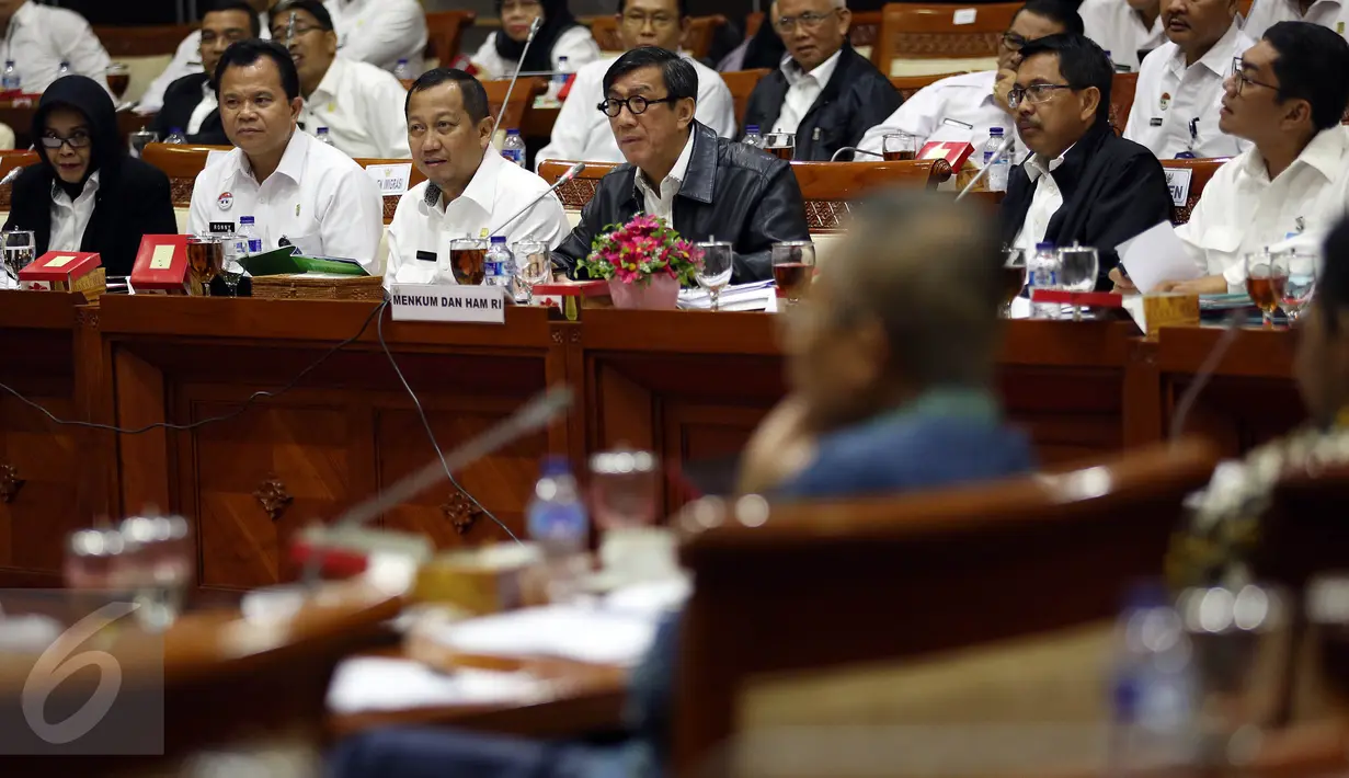 Menkumham Yasonna Laoly ketika menyimak pertanyaan Komisi III DPR dalam rapat kerja di Gedung DPR, Senayan, Jakarta, Rabu (7/9). Dalam rapat itu, Yasonna dicecar anggota Komisi III terkait kewarganegaraan Arcandra Tahar. (Liputan6.com/Johan Tallo)