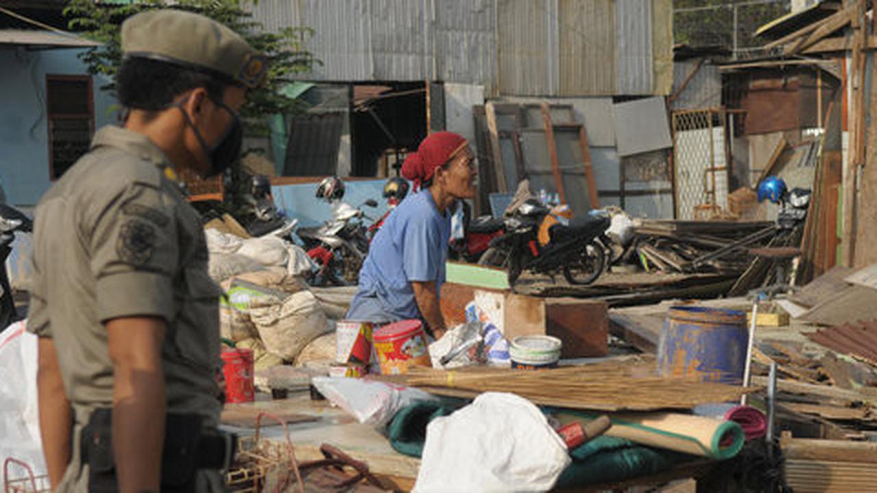 Bawa bambu dan petasan, warga Kampung Pulo terus gempur Satpol PP