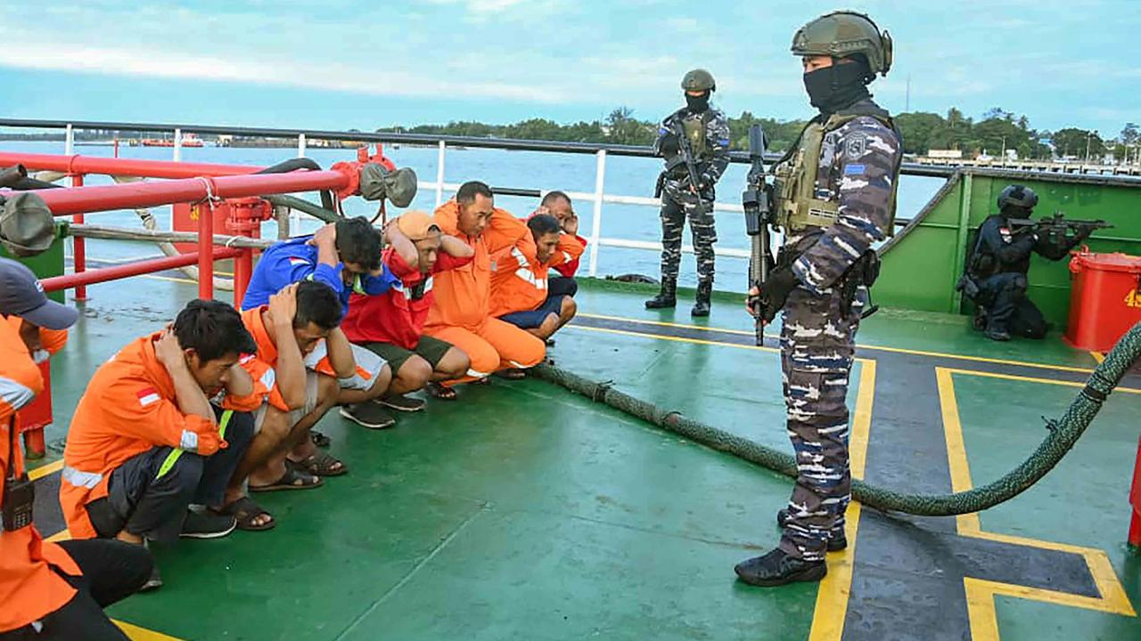 FOTO: Operasi Laut TNI 2025, Dua Kapal Diduga Pembawa Pasir Timah Ilegal Berhasil Diamankan