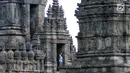 Putri mantan Presiden Amerika Serikat, Barack Obama keluar dari salah satu bangunan Candi Prambanan, Yogyakarta, Kamis (29/6). Barack Obama beserta keluarga berlibur dan mengunjungi sejumlah tempat di Yogyakarta. (Liputan6.com/Helmi Fithriansyah)