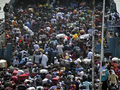 Orang-orang berkerumun saat menaiki kapal feri menuju kampung halaman menjelang perayaan Idul Fitri di tengah pandemi Covid-19 di Munshiganj, Bangladesh pada 9 Mei 2021. Ratusan orang bergegas untuk pulang ke rumah sehingga dapat berkumpul dengan keluarga pada momen Lebaran. (Munir Uz zaman/AFP)