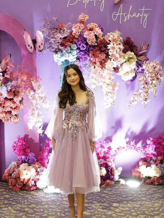 Dengan gaun lilac dan embelishmen floral, Sarah Menzel terlihat cantik. Gaun ini menampilkan rok midi dengan long puffy sleeve dan detail bustier yang cantik [@sarah_menzel]