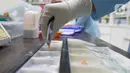 Tenaga farmasi meracik obat di RSIA Tambak, Jakarta, Jumat (21/10/2022). Penggunaan puyer memiliki beberapa kelebihan, seperti harga obat yang relatif lebih mudah dan mudah diberikan kepada anak. (Liputan6.com/Herman Zakharia)